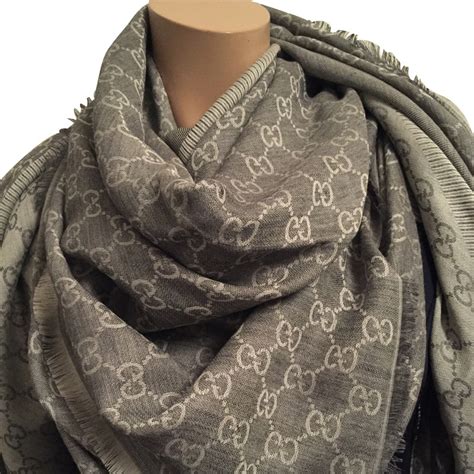 sarpe di gucci nella mano|sciarpe foulard gucci.